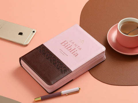 Image of Biblia RVR 1960 Letra Gigante Tricolor Café Rosa Mariposas Símil Piel con Índice y Cierre