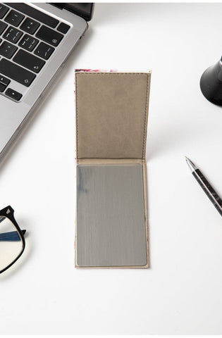 Image of Espejito Compacto de Cuero: Fortaleza y Dignidad