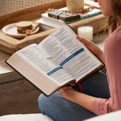 Image of NKJV, WORD STUDY REFERENCE BIBLE, HARDCOVER, RED LETTER, COMFORT PRINT: 2,000 KEYWORDS THAT UNLOCK THE MEANING OF THE BIBLE