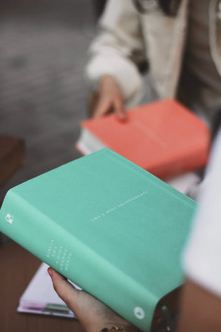 Image of Biblia NBLA Ama a Dios Grandemente Piel Turquesa Interior a Cuatro Colores