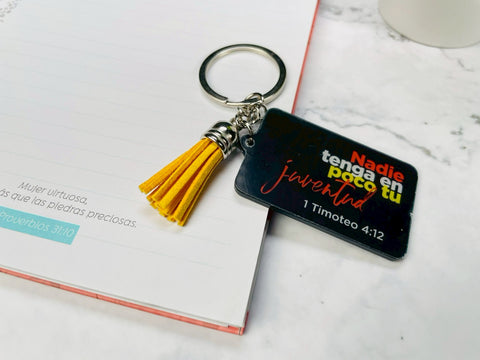 Image of Llavero Acrílico con Tassel. Nadie Tenga en Poco tu Juventud